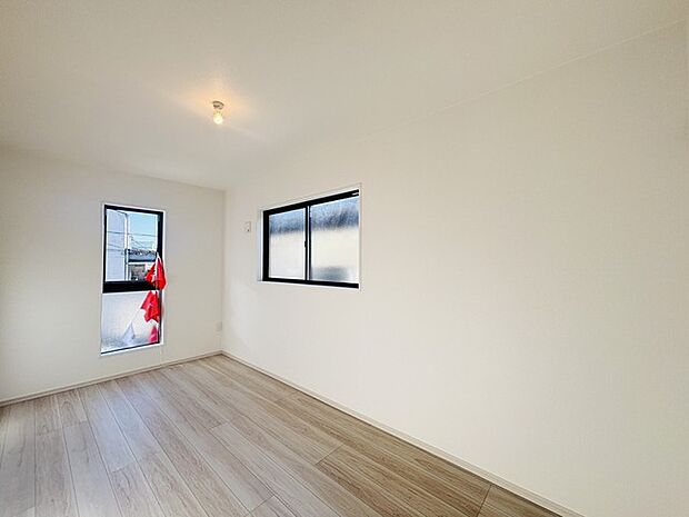 どんな家具にでも相性が良い清潔感ある白色調のクロスを採用。主張しすぎない配色、耐久性にも優れた床材は日々のメンテナンスも楽に、快適に過ごして頂けるよう考えられています。 