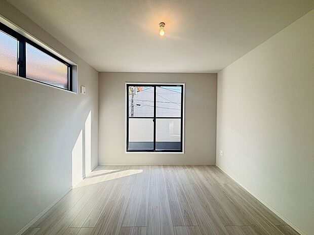 大きな開口部から明るい光が差し込む、日中の室内の明るさがこの部屋の魅力です。 