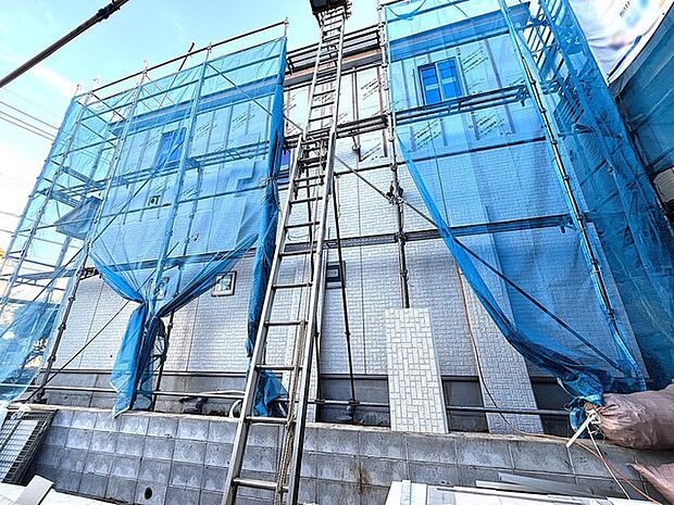 建物北側 A号棟・C号棟のカースペースがあるため角地のような空地があります。風通りや周辺環境など実際に現地にてご確認ください。