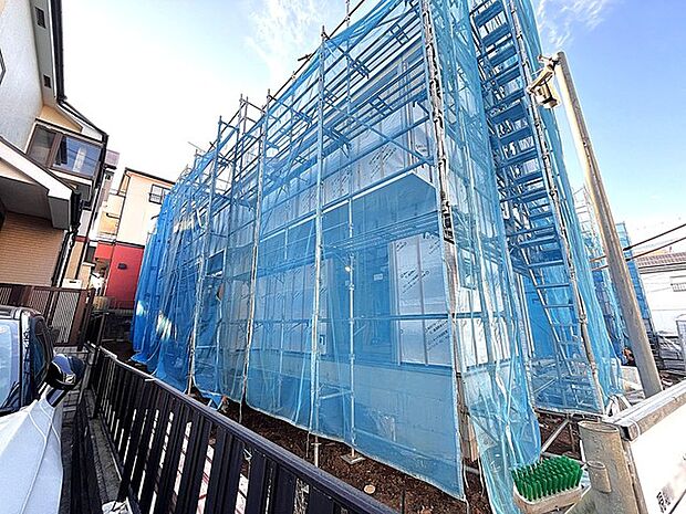 南側のお部屋から出入りできる、奥行きのあるワイドバルコニー。心地よい陽射しと暖かな風を楽しむことが出来ます。