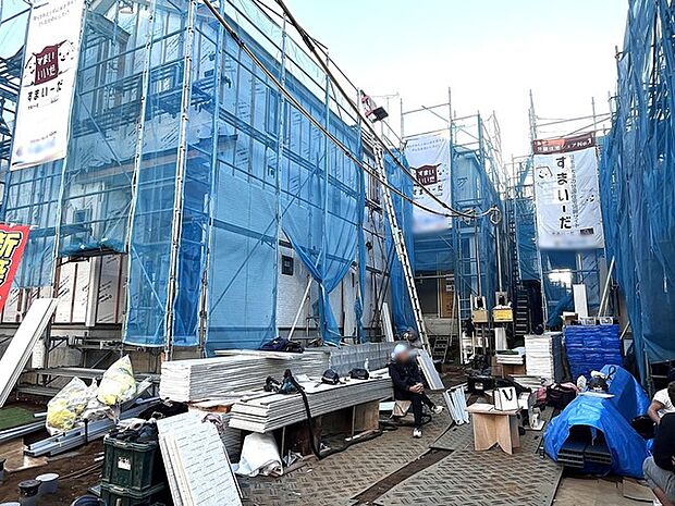 前面道路は広く、駐車がしやすいです。駐車スペース2台分ございます。 