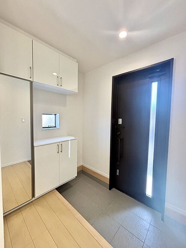 明るく開放的な玄関、靴の脱ぎ履きもしやすく、収納も豊富でご家族皆様の靴をスッキリ収納できます。