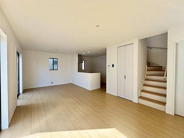 家族団欒のリビング。陽光差し込む食卓には家族の会話とスマイルが溢れます。いつまでもここで食卓を囲みたくなる、そう感じさせてくれるスペース。