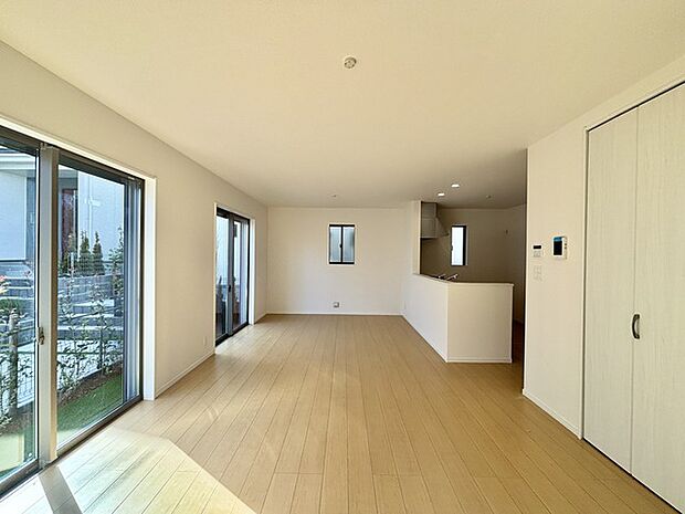 家族が一番集まる場所だから広々としつつも素敵な空間であって欲しい。皆がくつろぐリビングからキッチンまでが一つに繋がる空間。 