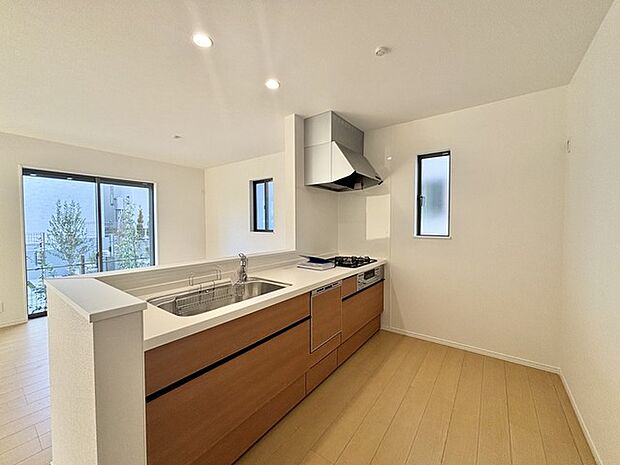 明るい光が降り注ぐ窓があるキッチンはお料理を作る時の気持ちもいつもより明るくなります。近くに窓があるので換気もしやすいですね。