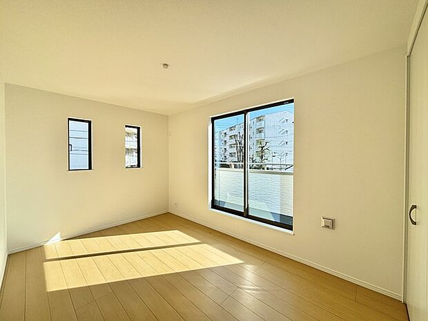 どんな家具にでも相性が良い清潔感ある白色調のクロスを採用。主張しすぎない配色、耐久性にも優れた床材は日々のメンテナンスも楽に、快適に過ごして頂けるよう考えられています。