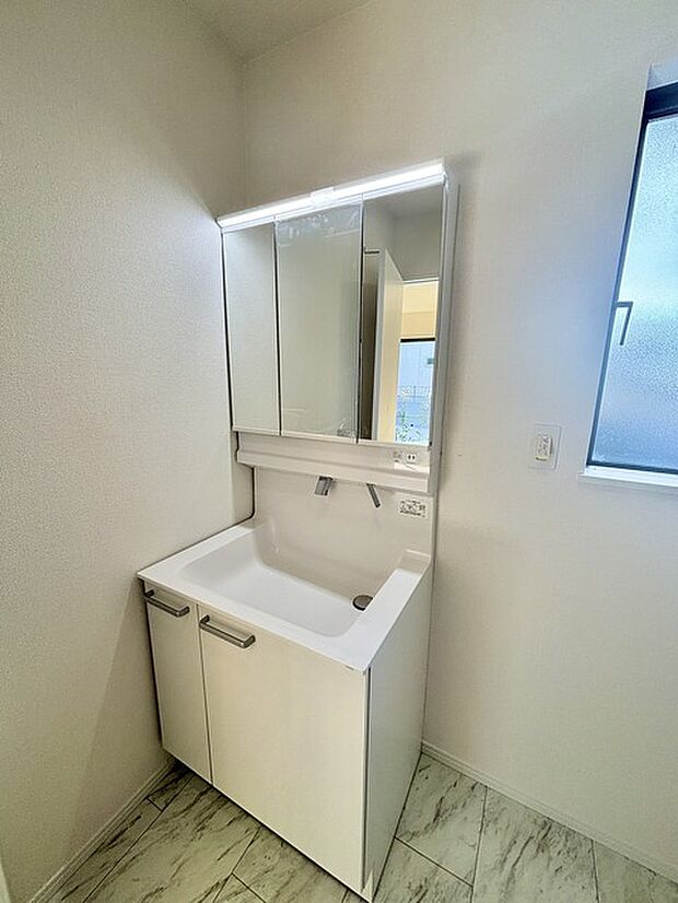 お出かけ前の身だしなみに一歩差がつく三面鏡。ミラー裏にはたっぷり収納もございます。 