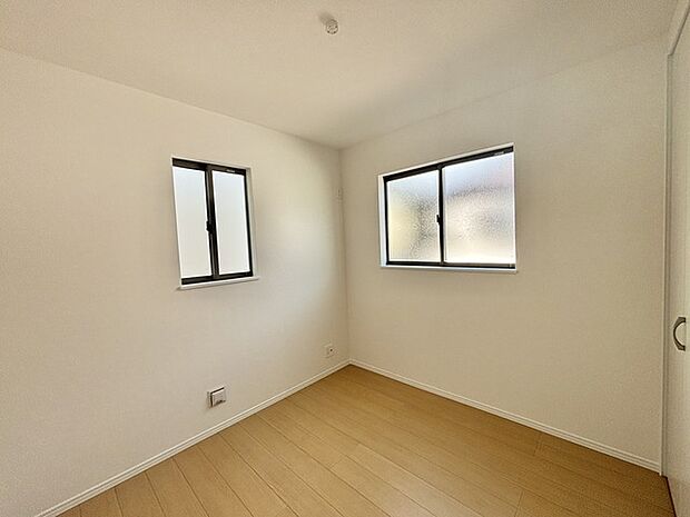 衣類の整理整頓に嬉しいクローゼット付きのお部屋。お子様のお部屋としても便利です。 