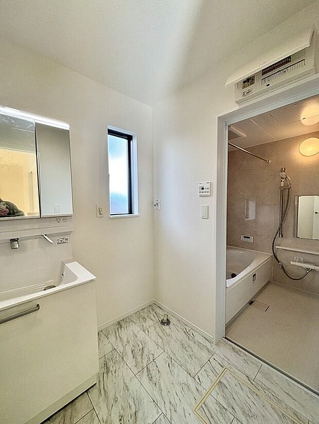 ゆとりの洗面スペースで朝の身支度もスムーズに行えます。