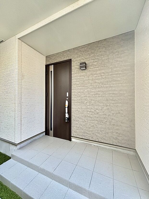 玄関はおうちの顔とも呼ばれる重要な場所!明るくスッキリと見える空間で住まう人を見送り、出迎えてくれます。