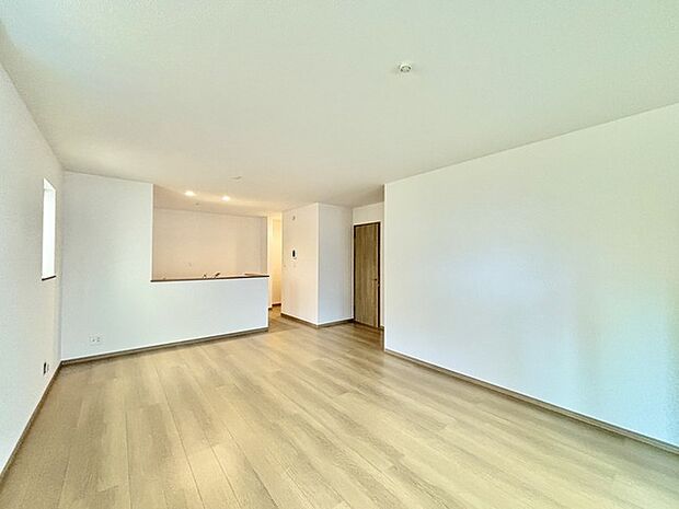 家族が一番集まる場所だから広々としつつも素敵な空間であって欲しい。皆がくつろぐリビングからキッチンまでが一つに繋がる空間。