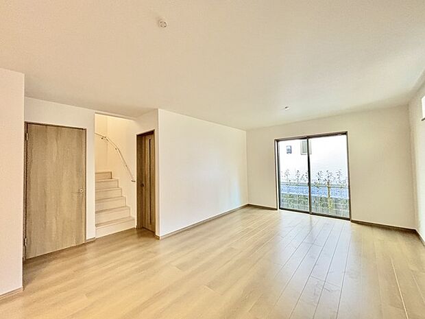 家族団欒のリビング。陽光差し込む食卓には家族の会話とスマイルが溢れます。いつまでもここで食卓を囲みたくなる、そう感じさせてくれるスペース。