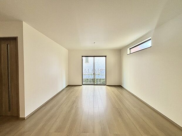 家族や友人、両親、親戚とこれから沢山の時間を紡ぐのだろう。そこを彩るのは窓から見える青い空、心地よい緑。そんなイメージが膨らむリビングスペース。