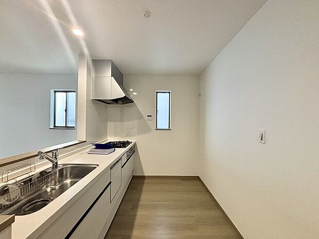 明るい光が降り注ぐ窓があるキッチンはお料理を作る時の気持ちもいつもより明るくなります。近くに窓があるので換気もしやすいですね。