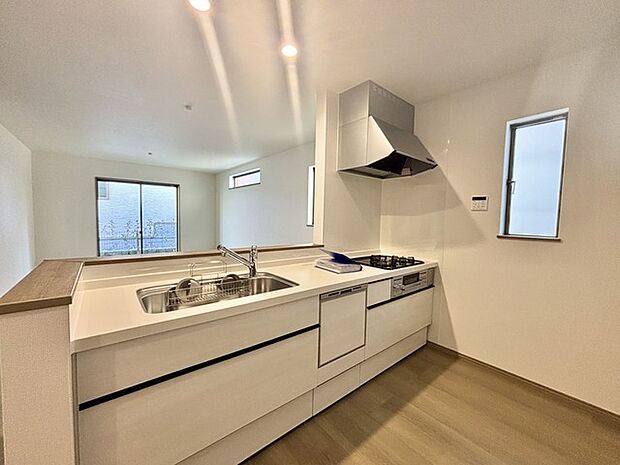 家族が一番集まる場所だから広々としつつも素敵な空間であって欲しい。皆がくつろぐリビングからキッチンまでが一つに繋がる空間。