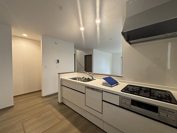 キッチンはオープンカフェスタイルだからリビングとの一体感はバッチリ。毎日のお料理時間も楽しくなりそうです。