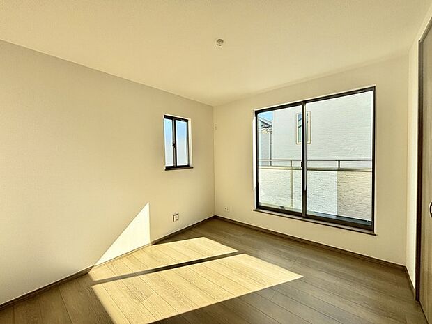 どんな家具にでも相性が良い清潔感ある白色調のクロスを採用。主張しすぎない配色、耐久性にも優れた床材は日々のメンテナンスも楽に、快適に過ごして頂けるよう考えられています。