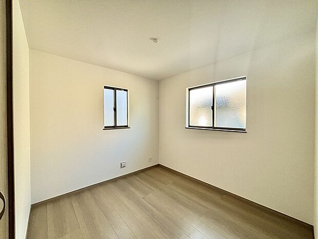 衣類の整理整頓に嬉しいクローゼット付きのお部屋。お子様のお部屋としても便利です。 