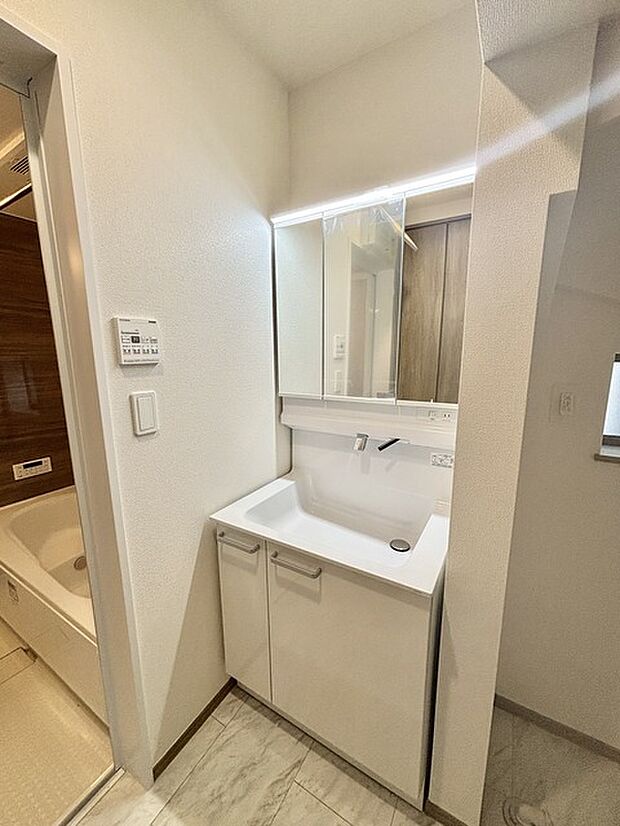 お出かけ前の身だしなみに一歩差がつく三面鏡。ミラー裏にはたっぷり収納もございます。