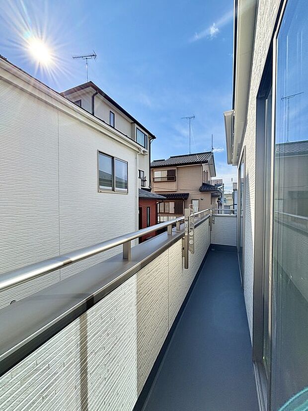 陽ざしが差込む明るいバルコニー。奥行きのあるバルコニーはお洗濯時に助かります。