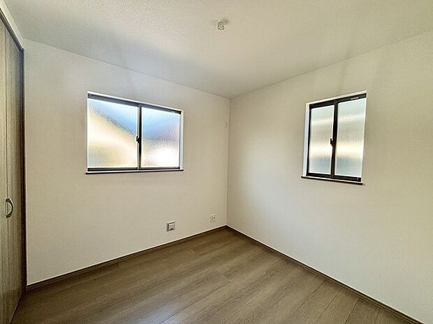 どんな家具にでも相性が良い清潔感ある白色調のクロスを採用。主張しすぎない配色、耐久性にも優れた床材は日々のメンテナンスも楽に、快適に過ごして頂けるよう考えられています。