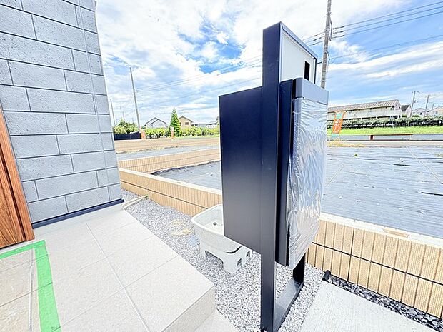 宅配ボックス付きです。