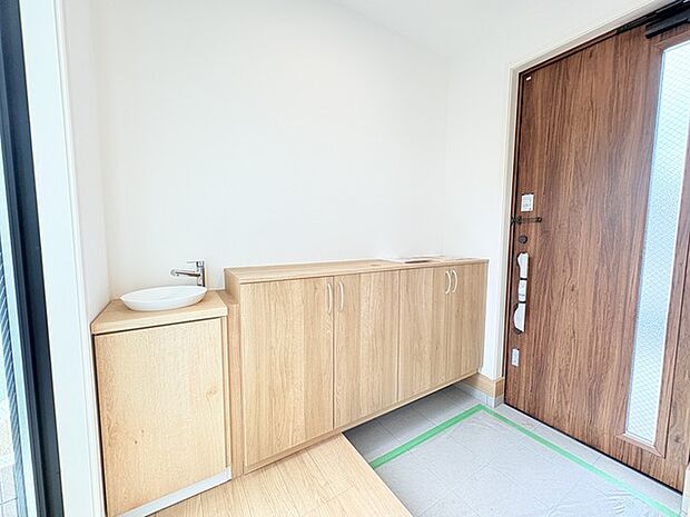 明るく開放的な玄関、靴の脱ぎ履きもしやすく、収納も豊富でご家族皆様の靴をスッキリ収納できます。