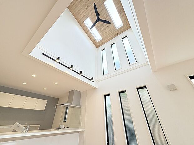 明るく、開放感もあり、冬は暖気が上昇しやすい吹き抜けリビング。