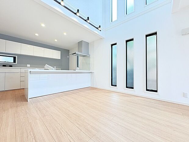 開放感ある上部の吹き抜けは、より高い場所からの陽を取り込み四季折々に室内を演出してくれます。