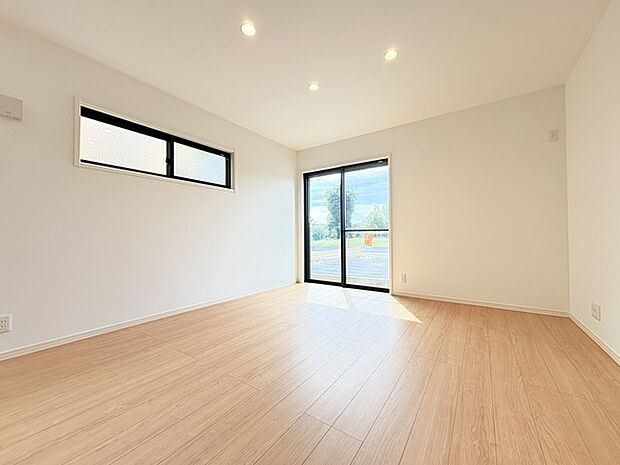 家族や友人、両親、親戚とこれから沢山の時間を紡ぐのだろう。そこを彩るのは窓から見える青い空、心地よい緑。そんなイメージが膨らむリビングスペース。