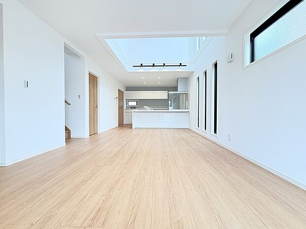 明るく、開放感もあり、冬は暖気が上昇しやすい吹き抜けリビング。