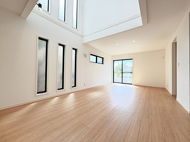 家族の集うリビングには色々な方向から光が差し込む設計に。家族のコミュニケーションが弾むスポットだから明るい雰囲気であってほしい。