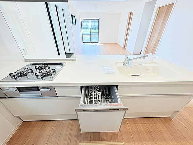 時短に活躍する食器洗浄機や一杯の水も楽しめる浄水器があるシステムキッチン。