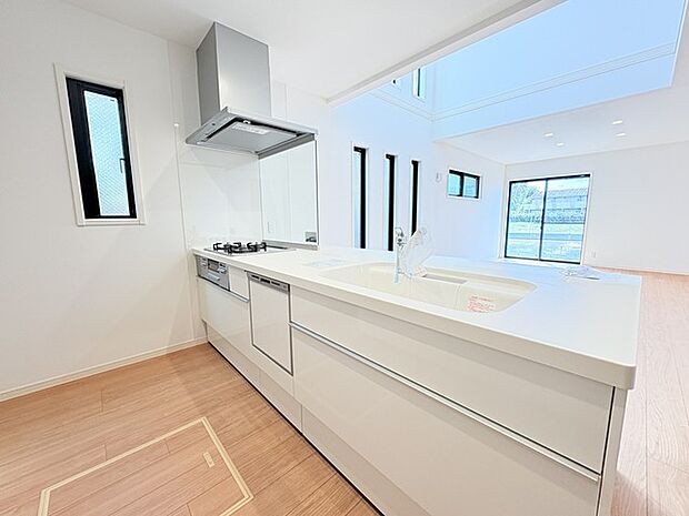 家族が一番集まる場所だから広々としつつも素敵な空間であって欲しい。皆がくつろぐリビングからキッチンまでが一つに繋がる空間。