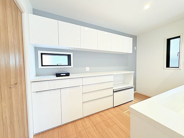 収納豊富なカップボード付きです。