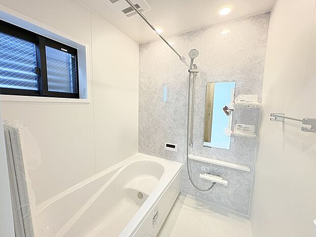 花粉や雨の日、寒い冬の時期に嬉しい浴室乾燥機。換気機能で入浴時に湿気を換気しカビの防止にもなります。