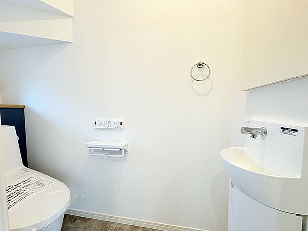 専用手洗い付きのトイレ。収納もあり実用性も兼ね備えた造り。