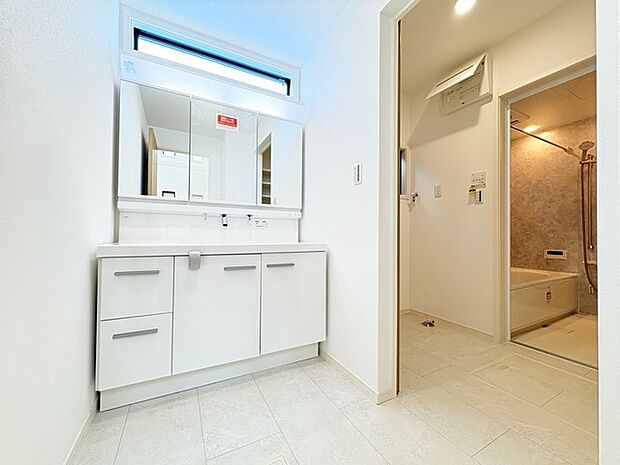 ゆとりの洗面スペースで朝の身支度もスムーズに行えます。