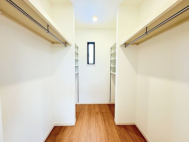 収納で悩む時間をなくしたい。家族の衣服が多くても頼もしいWIC(ウォークインクローゼット)