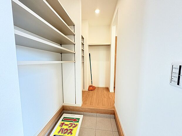 土間収納付きでベビーカーやゴルフバック、お子様のおもちゃもスッキリ収納できます。