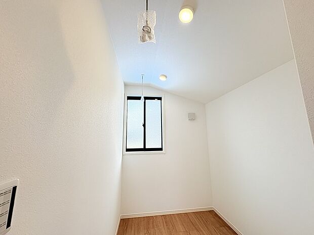 主寝室には、室内物干し付きの家事スペースがあります。