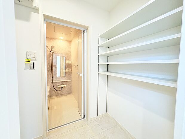 ゆとりの洗面スペースで収納も多く使い勝手の良い脱衣所です。