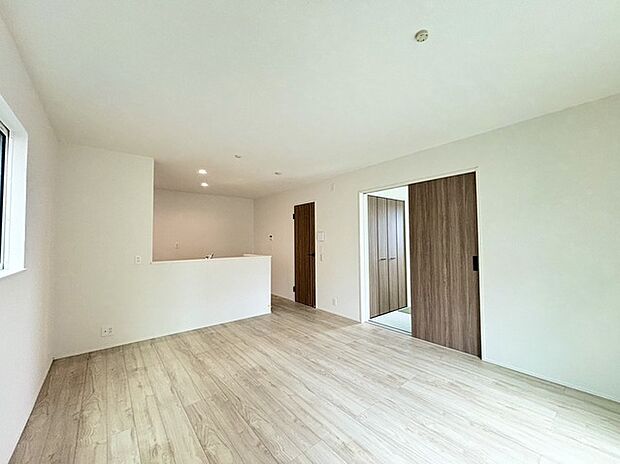 家族団欒のリビング。陽光差し込む食卓には家族の会話とスマイルが溢れます。いつまでもここで食卓を囲みたくなる、そう感じさせてくれるスペース。 