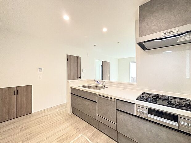 家族が一番集まる場所だから広々としつつも素敵な空間であって欲しい。皆がくつろぐリビングからキッチンまでが一つに繋がる空間。 