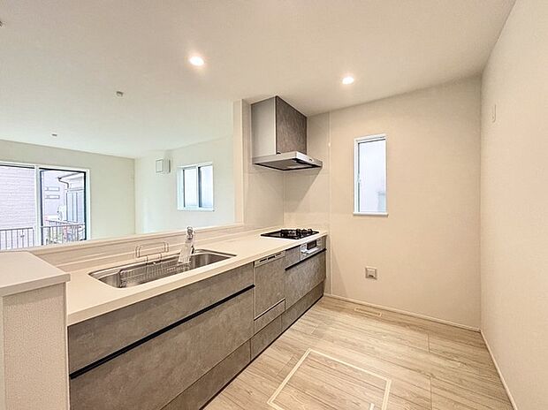 明るい光が降り注ぐ窓があるキッチンはお料理を作る時の気持ちもいつもより明るくなります。近くに窓があるので換気もしやすいですね。 