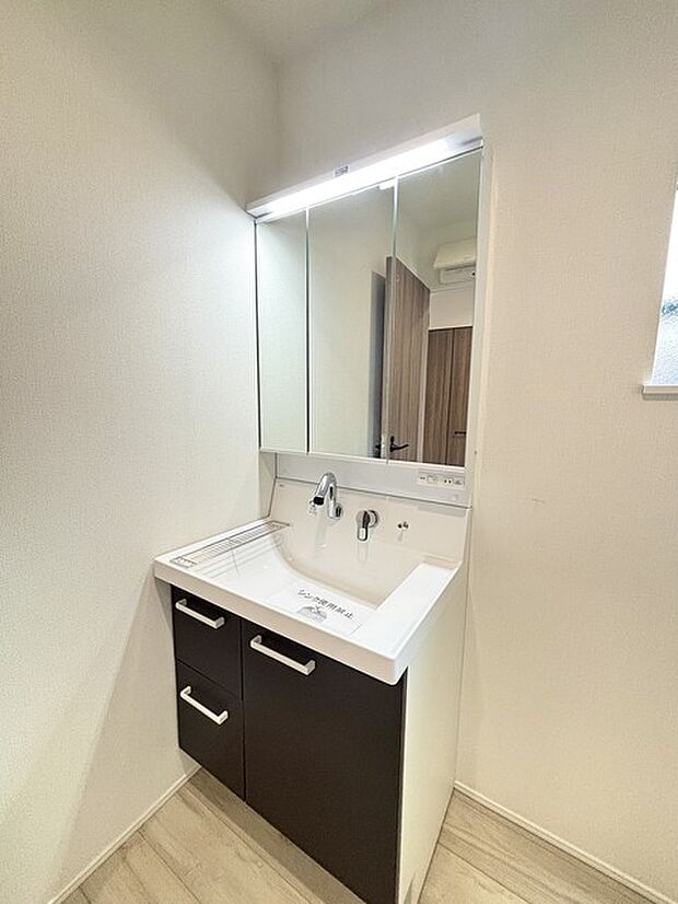 お出かけ前の身だしなみに一歩差がつく三面鏡。ミラー裏にはたっぷり収納もございます。 