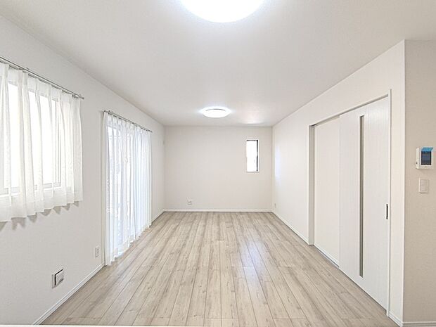 【ＬＤＫ／約16帖】 家族団欒のリビング。陽光差し込む食卓には家族の会話とスマイルが溢れます。