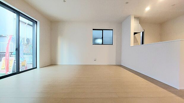 家族や友人、両親、親戚とこれから沢山の時間を紡ぐのだろう。そこを彩るのは窓から見える青い空、心地よい緑。そんなイメージが膨らむリビングスペース。 