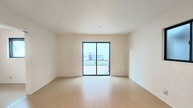 大きな開口部から明るい光が差し込むリビング。日中の室内の明るさがこの部屋の魅力です。