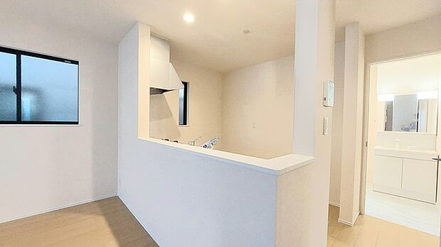 家族団欒のリビング。陽光差し込む食卓には家族の会話とスマイルが溢れます。いつまでもここで食卓を囲みたくなる、そう感じさせてくれるスペース。 